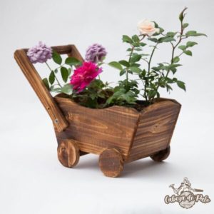 carrito madera con flores
