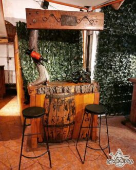 Bar rústico con repisas interiores